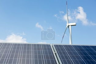 風(fēng)力發(fā)電機(jī)與太陽能電池板 藍(lán)天下奏響太陽能的綠色樂章